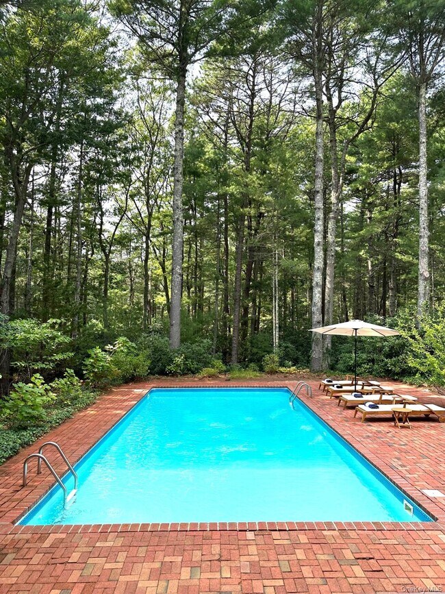 Foto del edificio - 33 Oakhill Ln