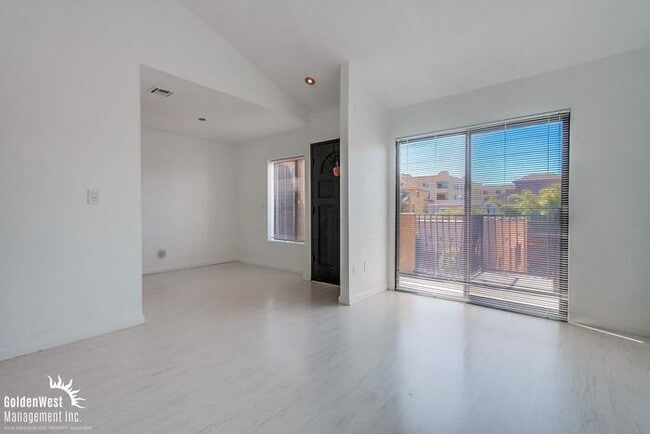 Building Photo - Stylish Top-Floor 1Bdm 1Ba Condo in the No...