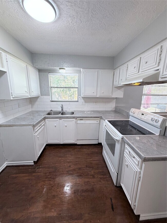 Foto del edificio - 1802 Oaklawn St