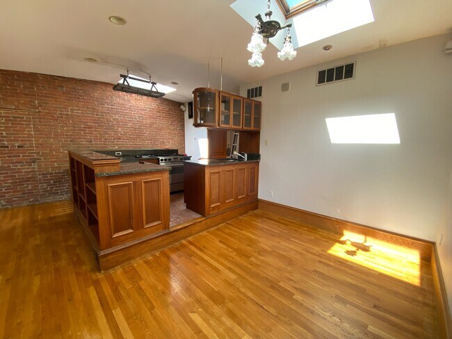 Building Photo - 15 Holyoke St