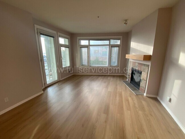 Foto del edificio - RARE OPENING at Waterfront Landing – Spacious Waterfront 1BR w/ Private Deck, Views & Direct Pike...