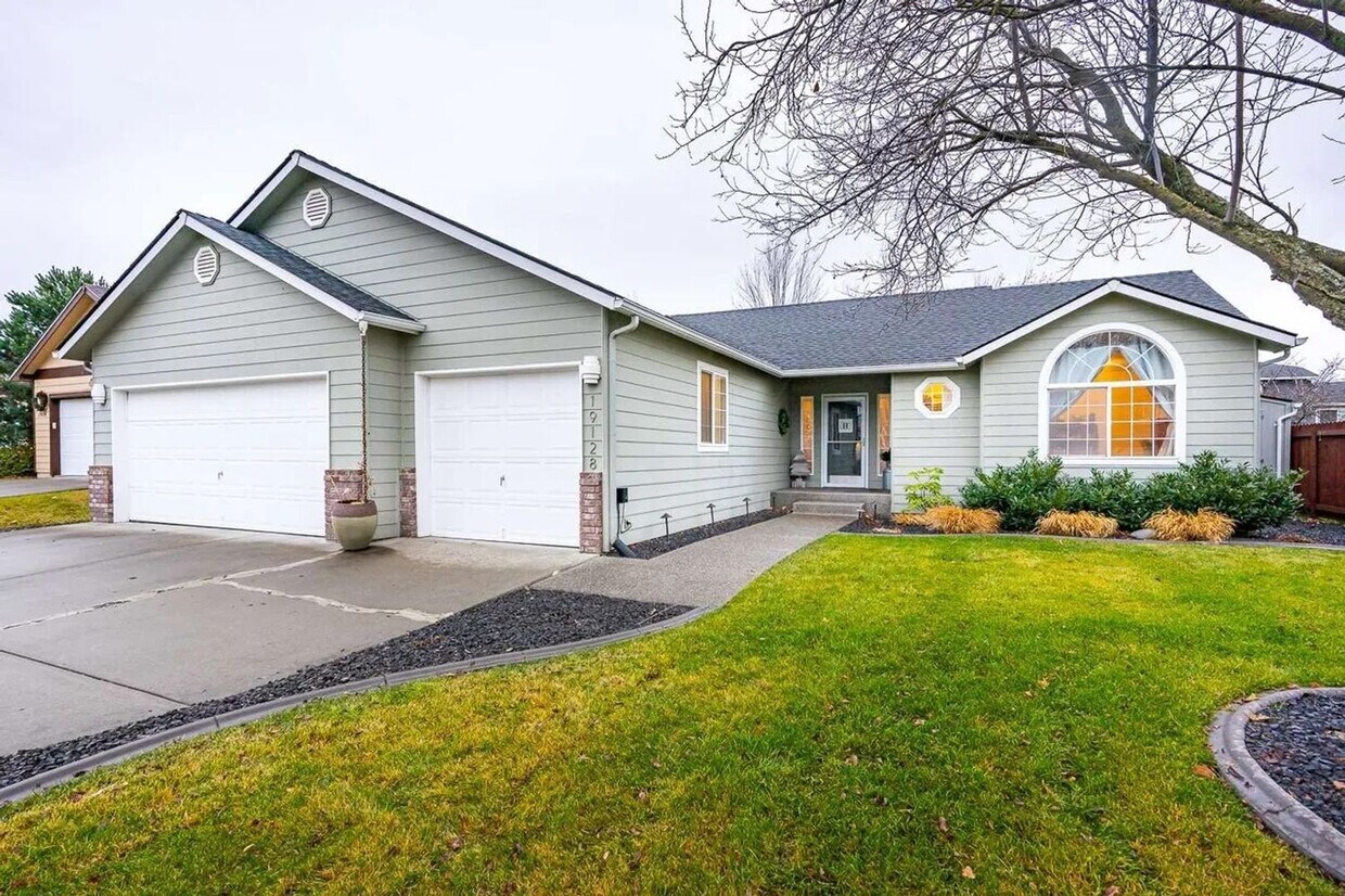 Foto principal - Coming October 2025!!! Spacious 4-Bed Home...