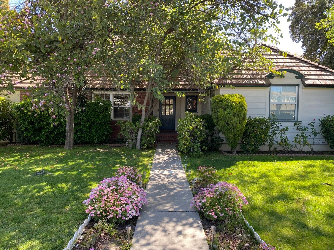 Primary Photo - 4846 Hayvenhurst Ave