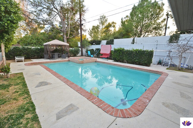 Building Photo - 5953 Hillview Park Ave