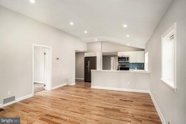 Foto del edificio - 235 Roberts Ave