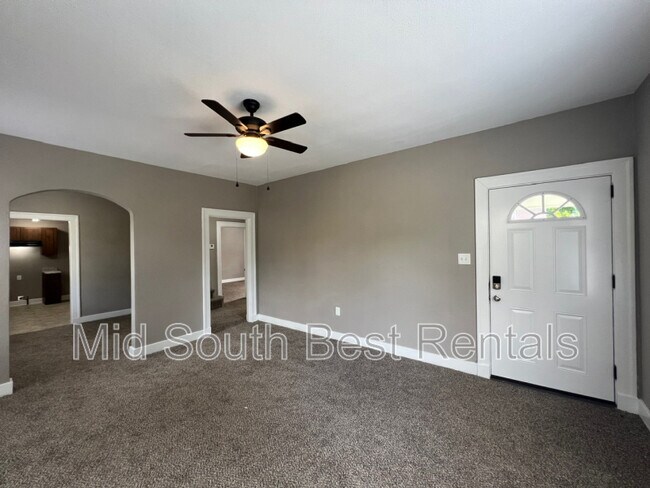 Building Photo - 2586 Larose Ave