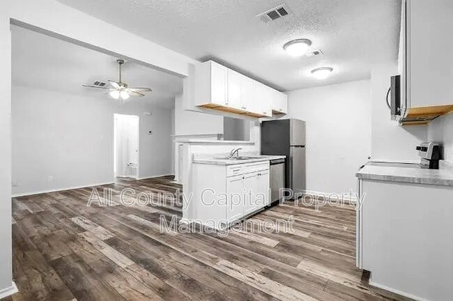 Foto del edificio - 13305 Waverly Ct