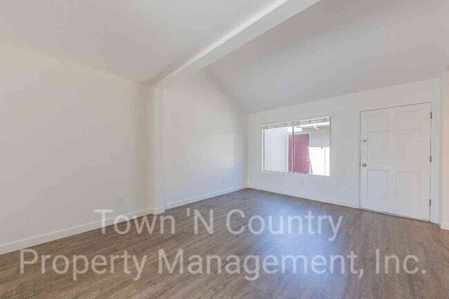 Foto del edificio - 3 Bedroom, 2 Bath Creekside Condo Available Now!