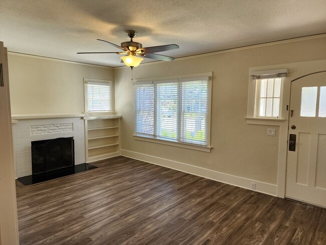 Building Photo - Coronado: Charming 3bd/2ba Village House