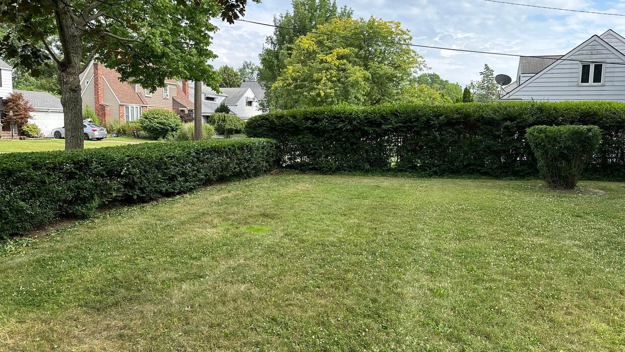 Building Photo - 27070 Lakeshore Blvd