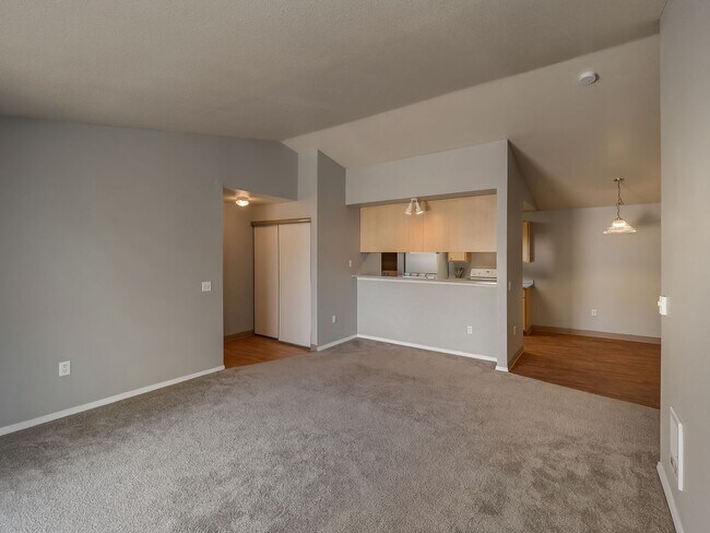 Foto del edificio - Spacious 3 Bedroom, 2 Bath Apartment with Washer & Dryer, Private Patio & Garage Options!