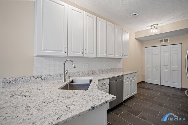 Breakfast Bar and Kitchen Sink - 5050 Holly Ln N