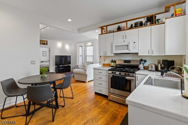 Foto del edificio - 113 Maple Ave
