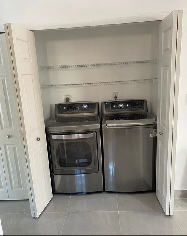 Foto del edificio - 2667 W 70th Pl