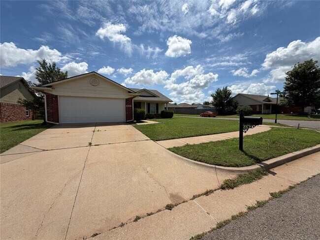 Building Photo - 2704 Fennel Rd