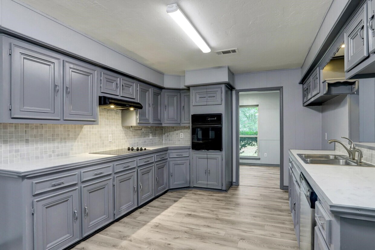 Foto principal - 10407 Fairview Dr