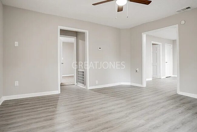 Foto del edificio - 2947 Tip Top Dr