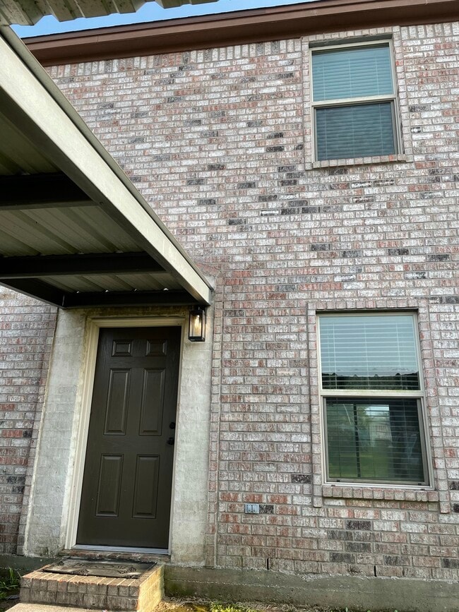 Building Photo - 320 Parkside Dr
