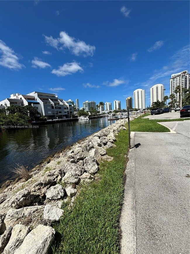 Foto del edificio - 400 Kings Point Dr