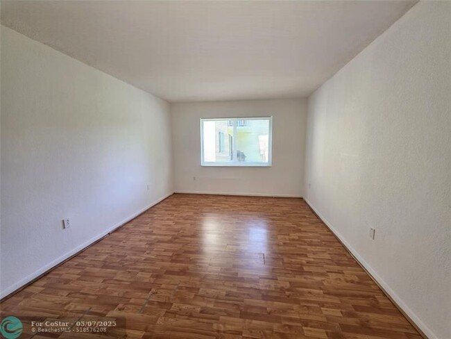 Foto del edificio - 505 NW 177th St