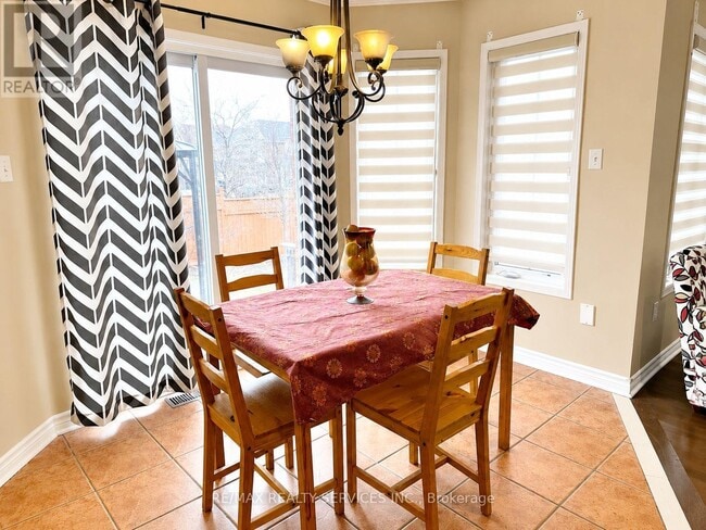 Building Photo - 3083 Hawktail Crescent