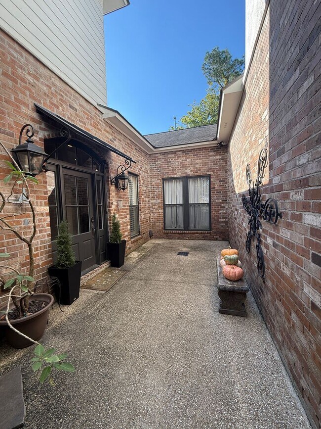 Building Photo - Must See this Beautiful  3/2 Townhome  Ava...