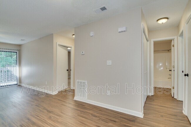Foto del edificio - 3512 Woodlake Rd