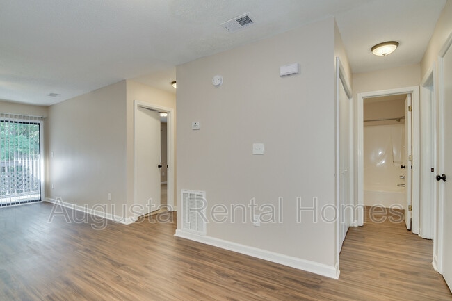 Building Photo - 3512 Woodlake Rd