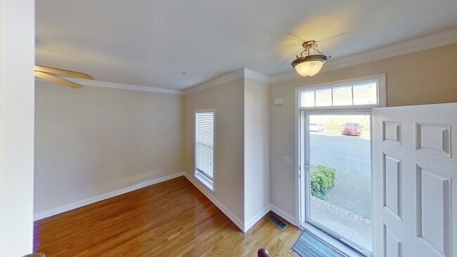 Building Photo - 1013 McKenna Dr