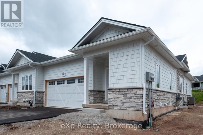 Building Photo - 159 Hawthorn Cres