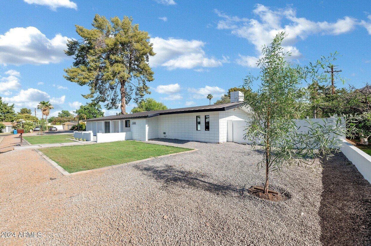 Primary Photo - 5302 E Mitchell Dr