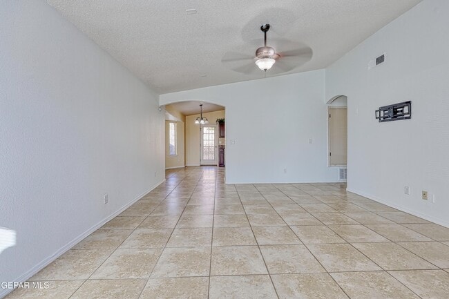 Foto del edificio - 14325 Woods Point Ave