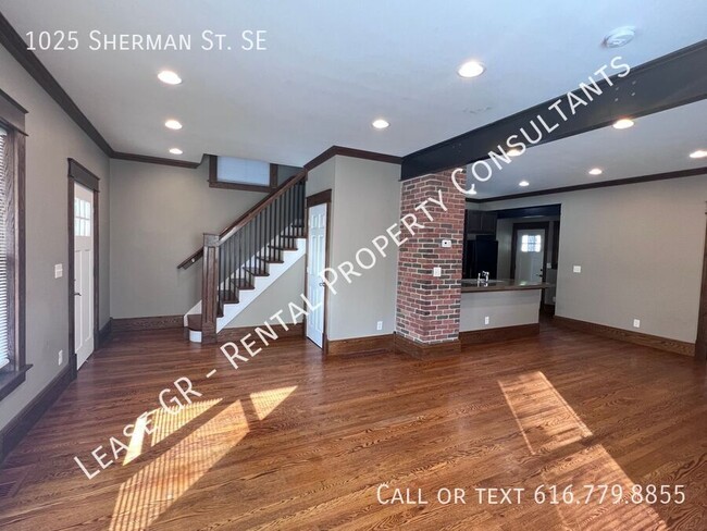 Building Photo - Three Bedroom Single Family Home - Close t...