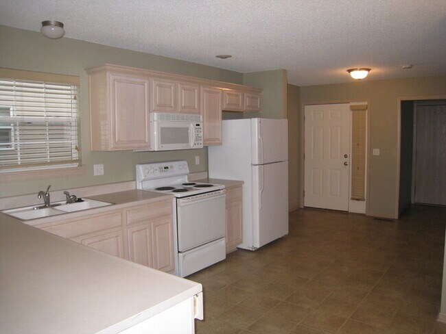 Building Photo - Beautiful Town Home!