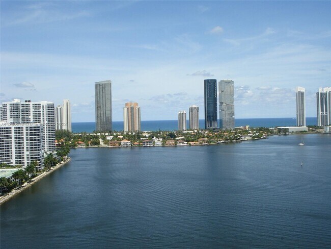 Foto del edificio - 3370 NE 190th St
