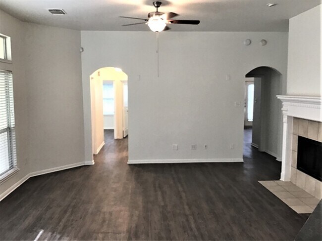 Foto del edificio - 15207 Henderson Point Dr