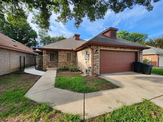 Foto del edificio - 3/2/2 Garden Style House Close to Landa Pa...