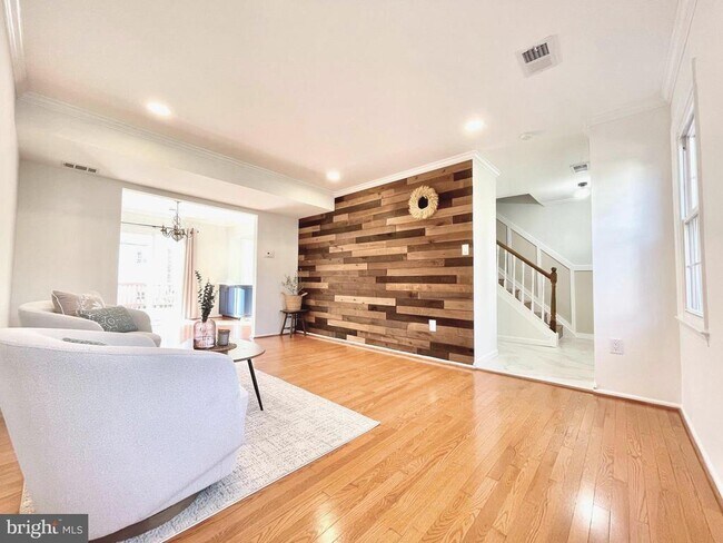 Building Photo - 27 Chantilly Ct