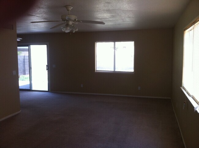 Foto del edificio - 7509 Bowles Dr