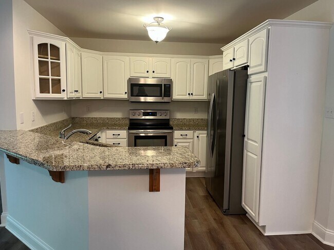 Building Photo - Lovely 3 Bedroom 2.5 Bath Townhouse