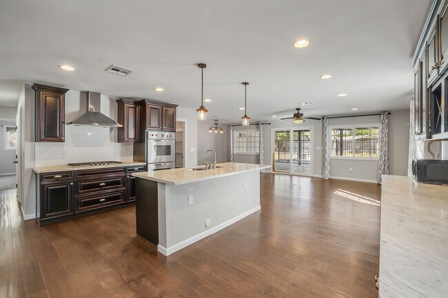 Foto del edificio - GORGEOUS Biltmore home!