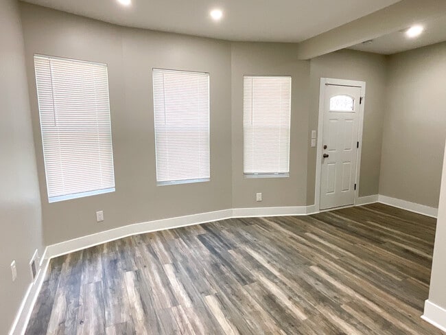 Building Photo - 610 Englewood St