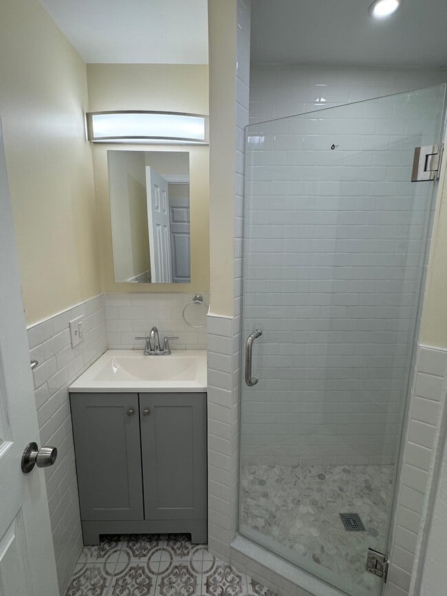 Building Photo - 566-568 Newark Ave