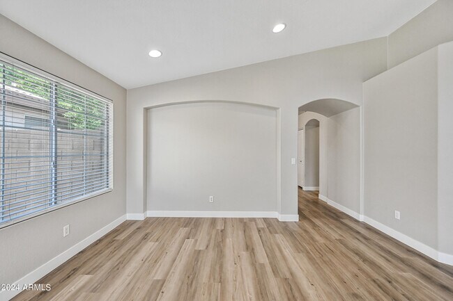 Building Photo - 4961 E Holmes Ave