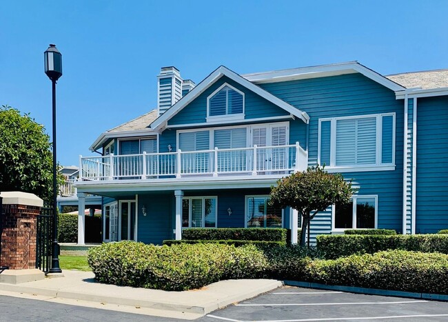 Foto del edificio - Perched above the stunning Dana Point Harbor, this gorgeous two-story condo offers breathtaking h...