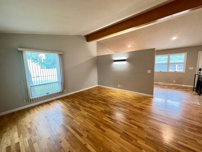 Foto del edificio - 5 Bedroom / 3 Bathroom West End Home