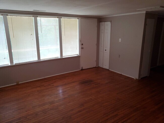 Building Photo - 126 Wellington Cir
