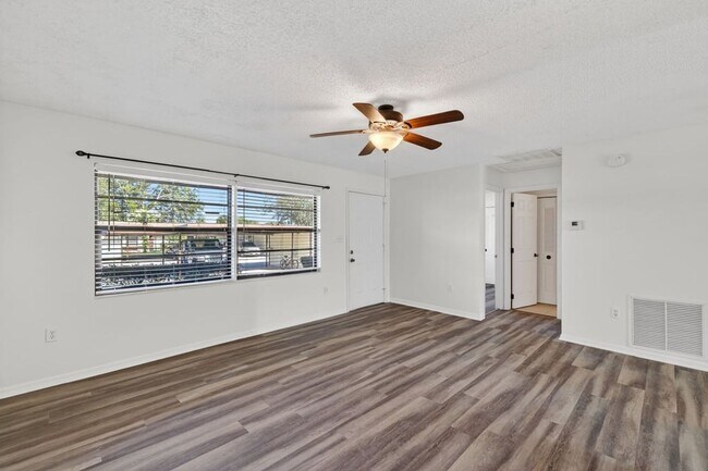 Foto del edificio - 12520 Orangewood Ct
