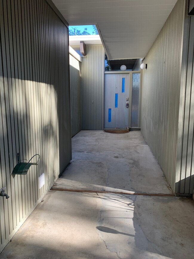 Building Photo - 220 Parkside Dr
