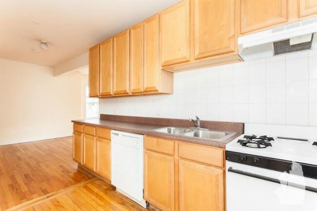 Building Photo - 2 bedroom in Chicago IL 60657